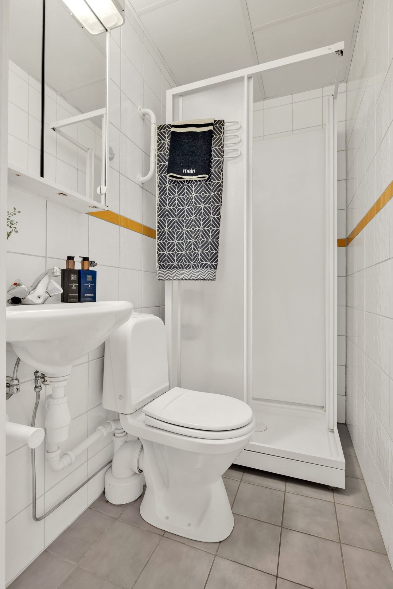 Bad m) varmekabler i gulv.